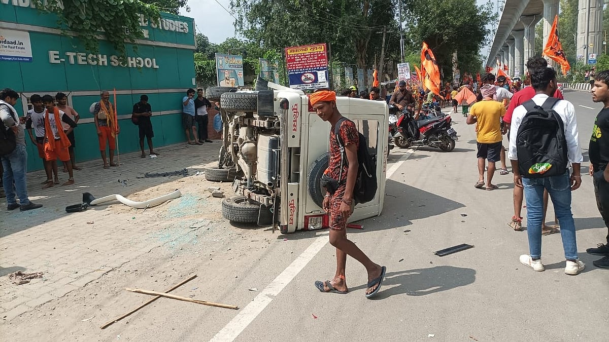 X/@ItsKhan_Saba  : Kanwariyas damage police SUV in Ghaziabad |